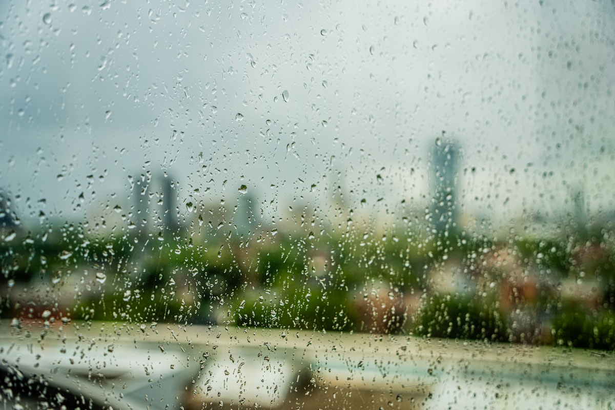 雨水覆盖的城市窗景