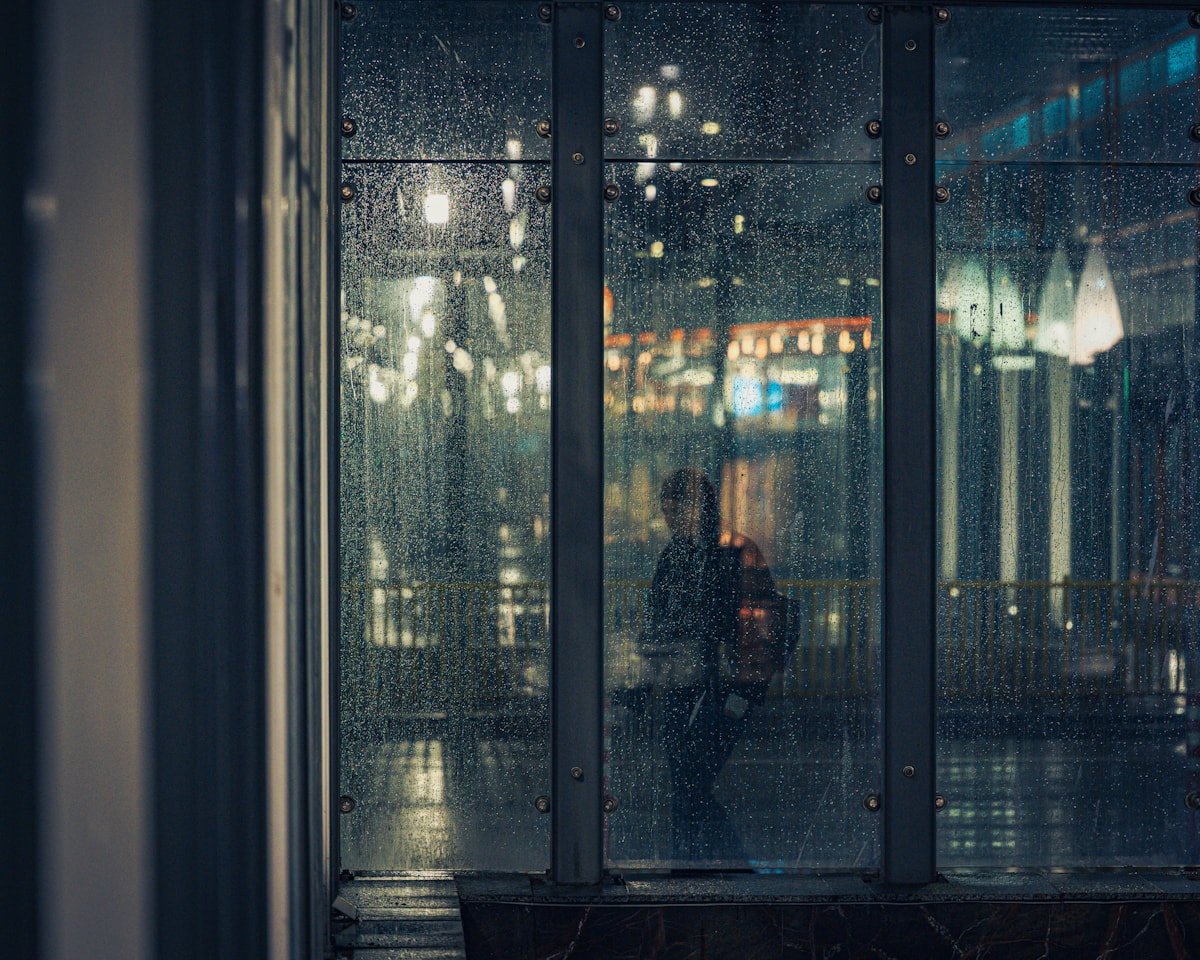 雨夜窗外经过的人影