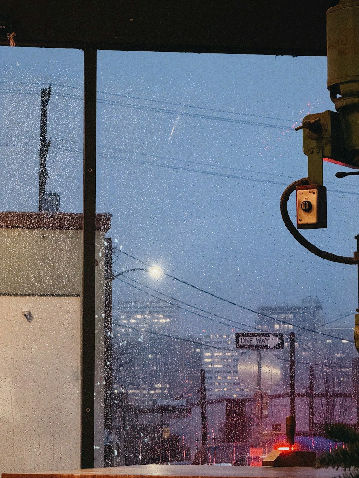 波特兰雨夜的窗外灯光